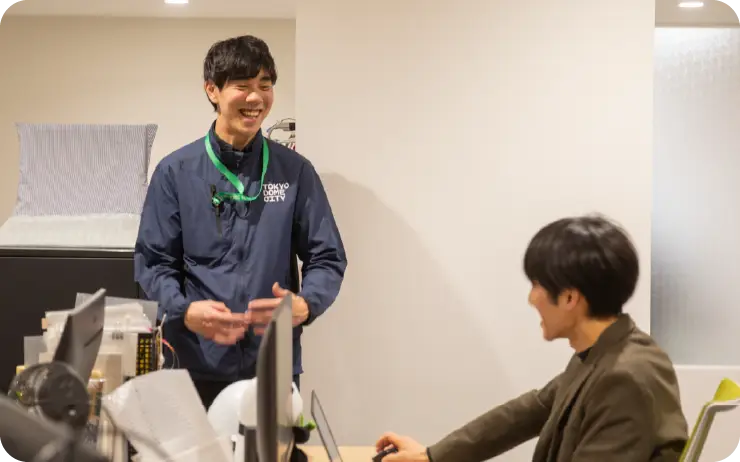 総務部のスタッフと談笑