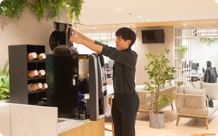 コーヒーマシンの清掃やコーヒー豆・水の補充