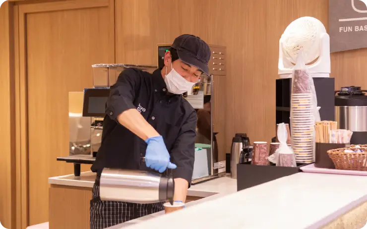 カップにドリンクを注ぐ