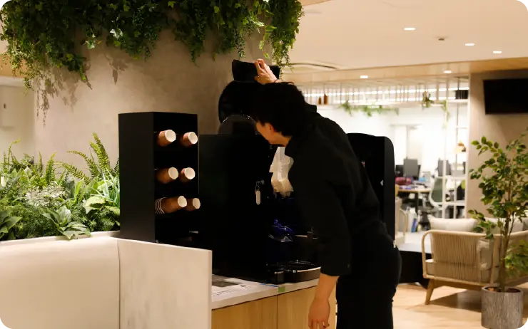 コーヒー豆を補充中