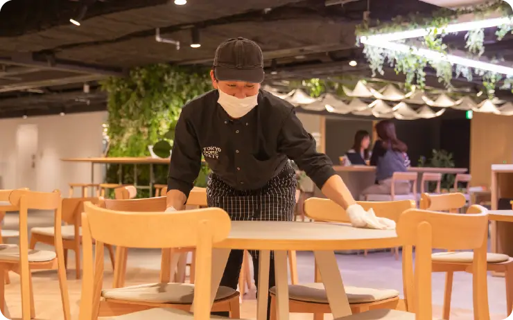 テーブルを拭くメンバー