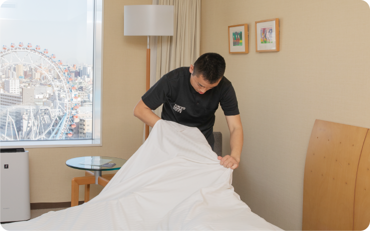 ベッドシーツを交換する様子