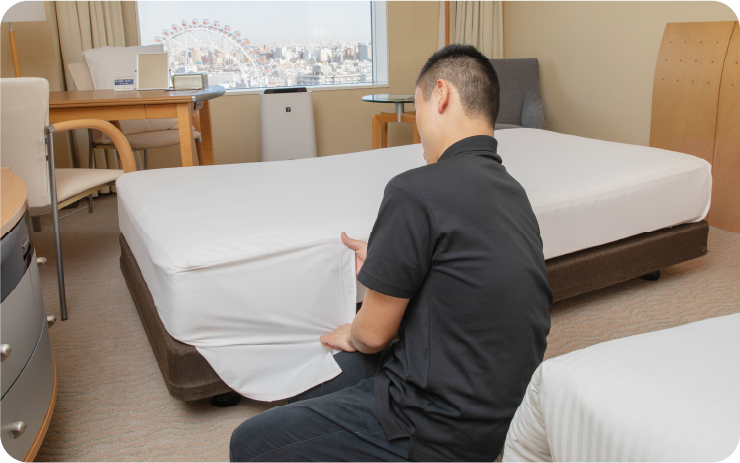 ピンと張ったシーツ。角を三角折りに