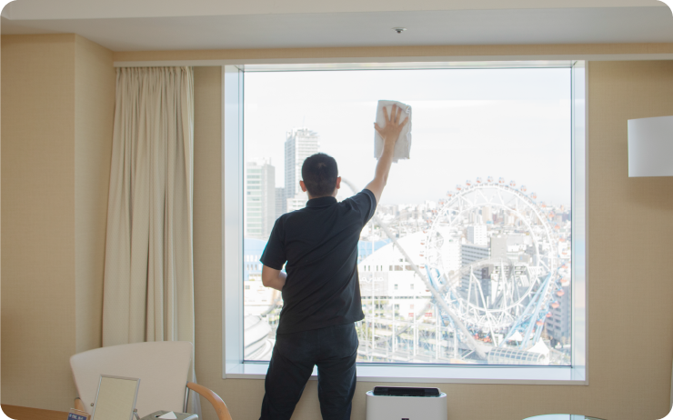 バスルームを清掃するメンバーたち