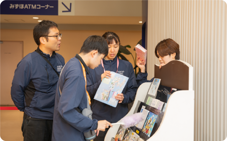 パンフレットを補充するメンバーたち