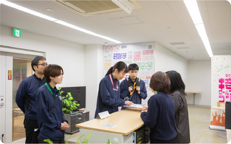 社内に郵便物を届けるメンバーたち