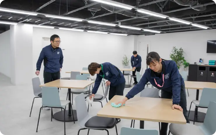 事務所内の清掃をする様子