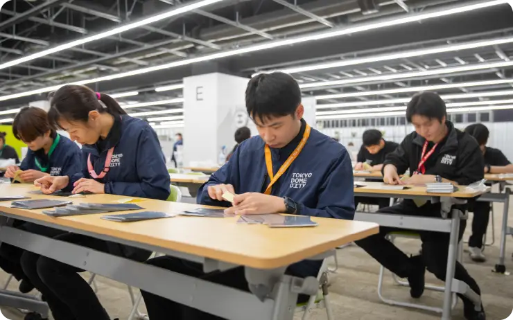 シールを真剣な表情で貼る様子